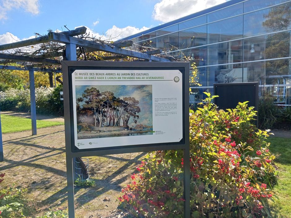 Vue du jardin des cultures avec l'exposition Le musée des beaux arbres (Voir légende ci-après)