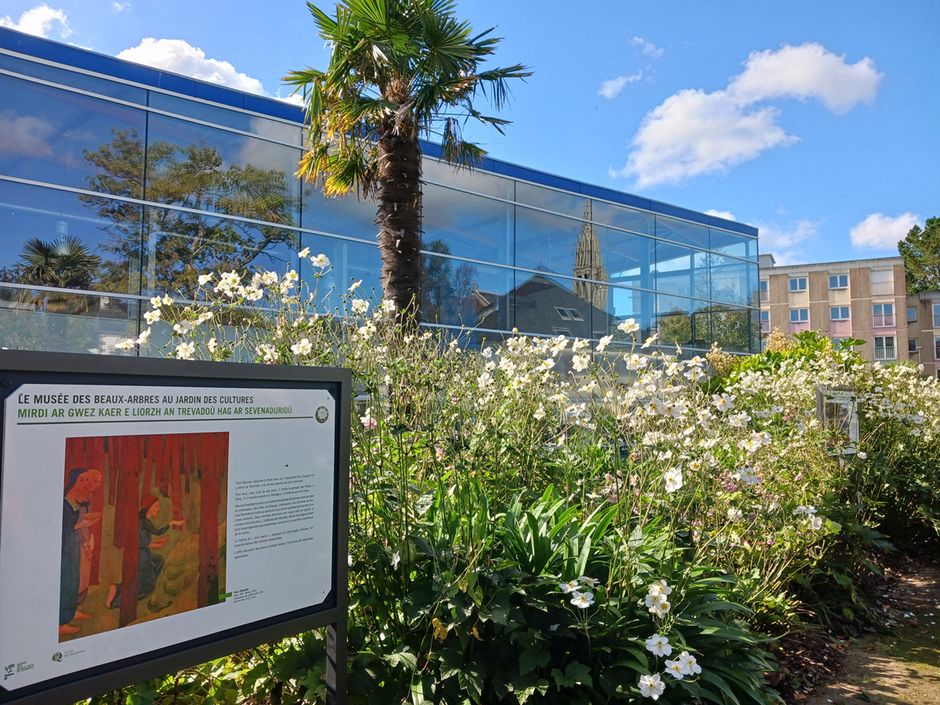 Vue du jardin des cultures avec l'exposition Le musée des beaux arbres (Voir légende ci-après)