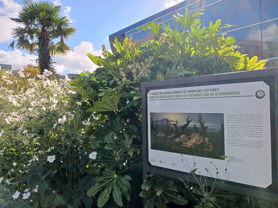 Vue du jardin des cultures avec l'exposition Le musée des beaux arbres (Voir légende ci-après)